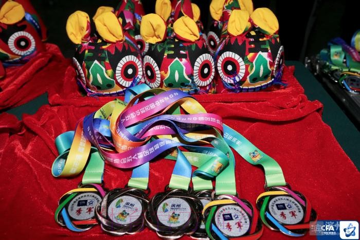 深圳南岭铁狼斩获2023五超联赛冠军奖杯 深圳南岭铁狼斩获2023五超联赛冠军奖杯